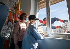 Spider-Man appears at the window of the Materno-Infantil to brighten the day of children with cancer.