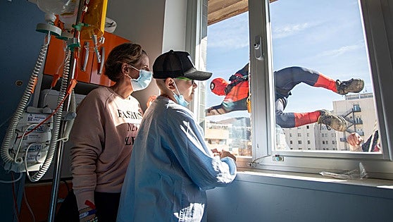 Superheroes drop in on children with cancer at major hospital in the south of Spain