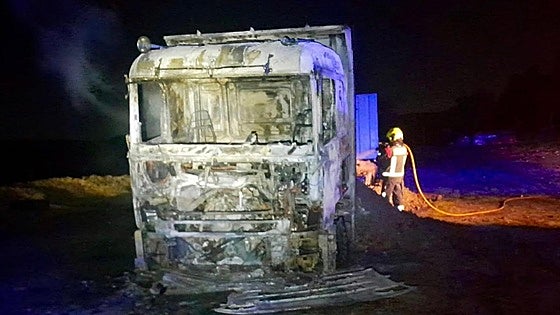 Lorry gutted by fire after blaze on provincial border between Malaga and Cadiz