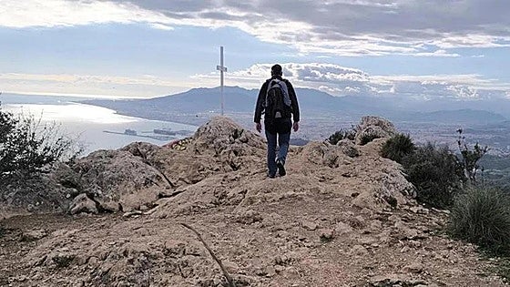 Climb up to Saint Anthony's cross: the easy hike that leads to the 'Tetas de Málaga'