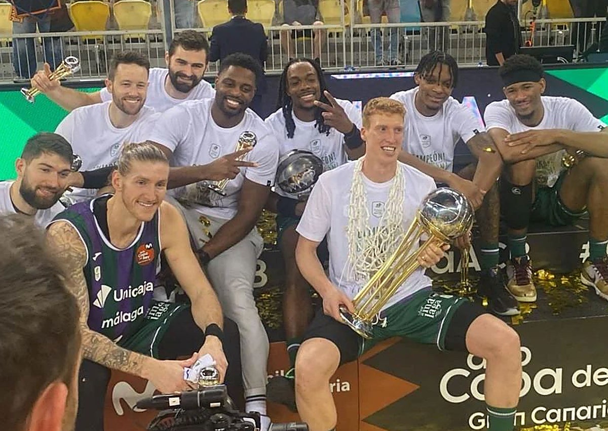Imagen secundaria 1 - Malaga's Unicaja basketball team dominate Real Madrid to claim third Copa del Rey title