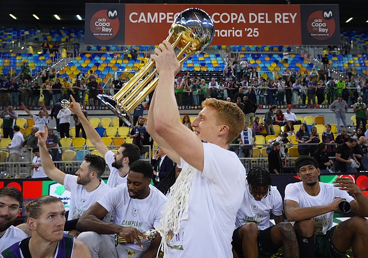 Imagen principal - Malaga's Unicaja basketball team dominate Real Madrid to claim third Copa del Rey title