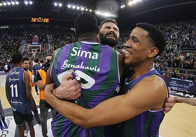 The Unicaja players congratulate each other after the final whistle.