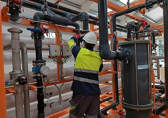 An operator works inside the decoiler.