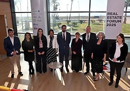 Participants and organisers of the SUR in English real estate forum in Estepona on Monday.