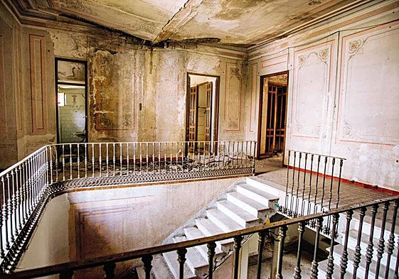 Decorative frescoes on the walls of the mansion are still clearly visible.