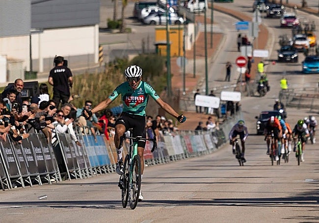 Uriarte crossing the line in Alhaurín de la Torre on Saturday.