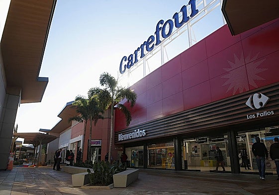Híper, later Pryca and today Carrefour Los Patios opened in 1975.