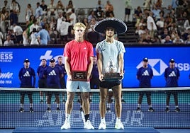 Davidovich and Machac during the final ceremony.