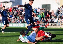 Marbella keeper Eric Puerto goes in bravely to claim the ball.