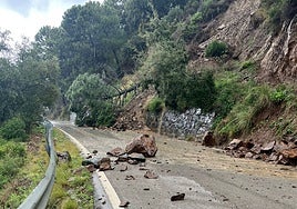 Damage caused by the heavy rains on the Igualeja road.