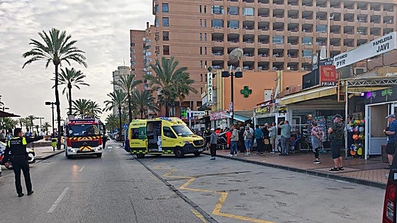 Elderly driver knocks down pedestrian and crashes into shop in Fuengirola