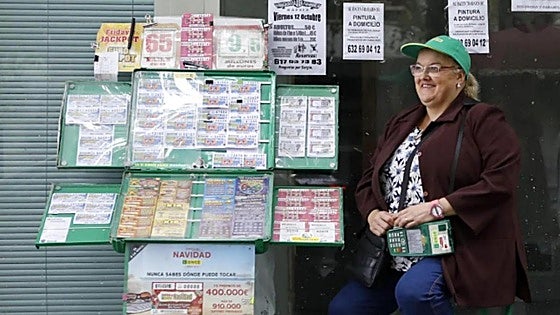 How much will the average ONCE lottery seller's salary be in 2025?