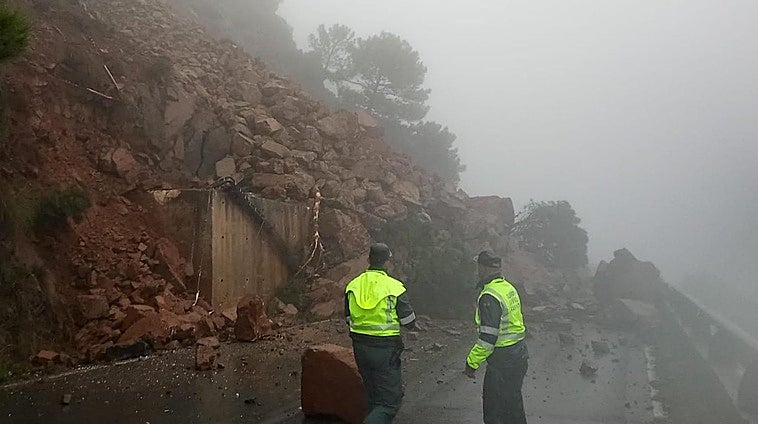 Drivers advised to take extra care in Malaga province: major landslide blocks Ronda-San Pedro road as numerous weather-related incidents reported