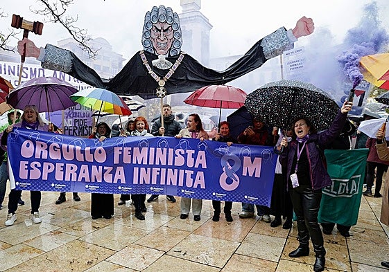 Rally after the suspension of the 8M demonstration in Plaza de la Merced on Saturday.