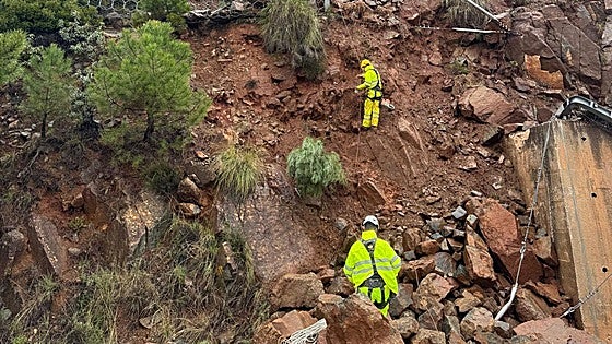How long will it take to reopen the Ronda-San Pedro Alcántara road after it was totally blocked by major landslide?