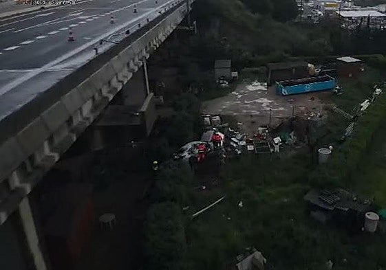 Image of the crashed vehicle, near the Monterroso bridge, and the emergency services.