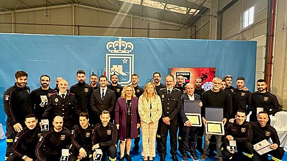 Fuengirola firefighters sent to Valencia flood disaster zone last year recieve gold medal of honour