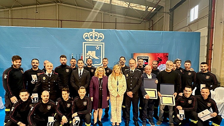Fuengirola firefighters sent to Valencia flood disaster zone last year recieve gold medal of honour