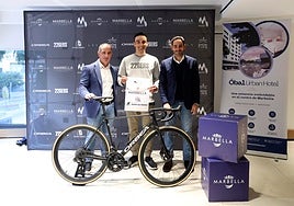 Councillor for sports Lisandro Vieytes and Marbella cyclist Luis Ángel Maté.