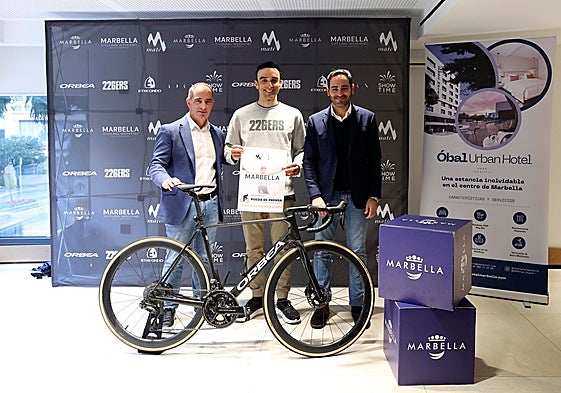 Councillor for sports Lisandro Vieytes and Marbella cyclist Luis Ángel Maté.