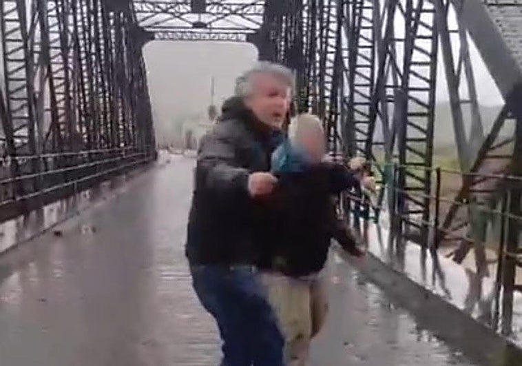 This was the moment a man attacked a TV news crew during live broadcast from Guadalhorce valley town