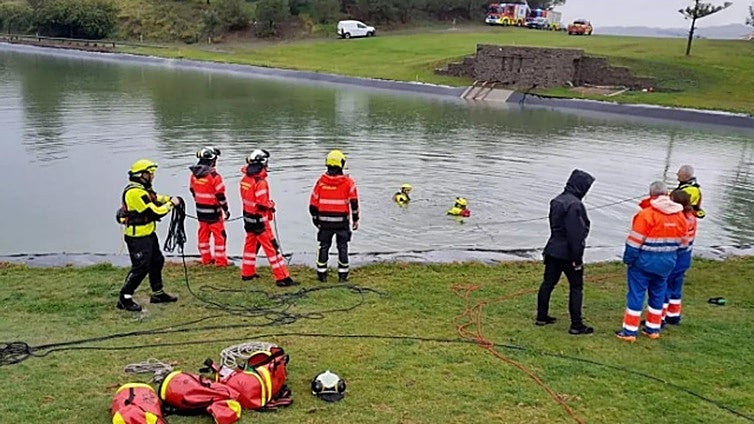 Police divers recover body of worker who fell into lake while mowing grass on Costa del Sol golf course