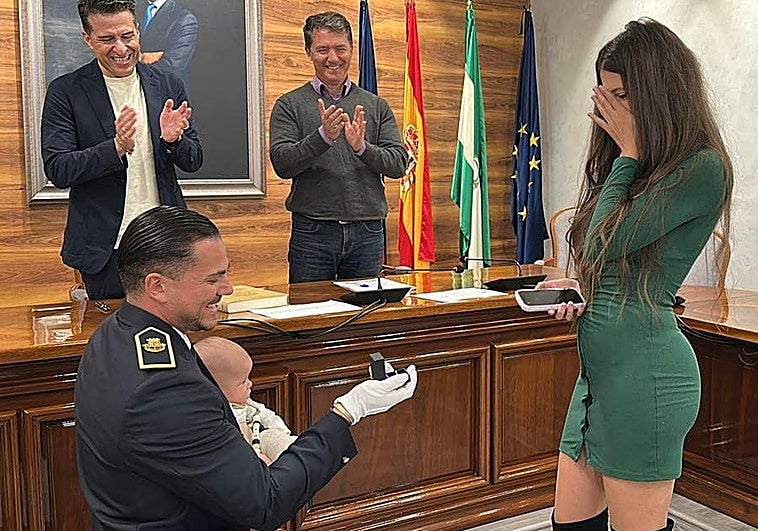 Álvaro Quintero, with his son Leo in his arms, proposing to his girlfriend, Laura Hermoso, at Torrox town hall on Thursday.