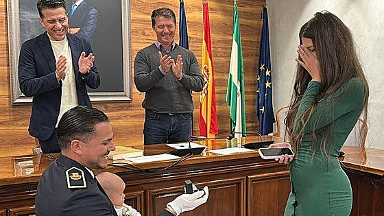 Watch as a Costa del Sol police officer proposes to his girlfriend in front of mayor