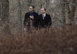 Pedro Sánchez with Finland's PM, Petteri Orpo, in Helsinki.