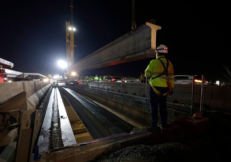 Placement of the first beams on the bridges of the A-357.