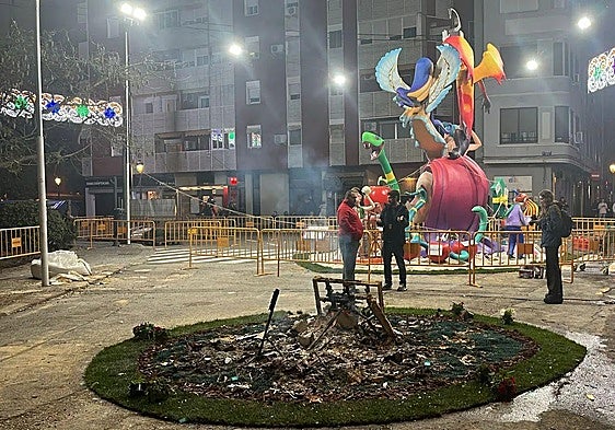 Four injured when rocket warning of start of children's event in Valencia falls into the crowd
