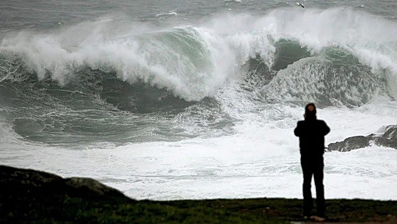 Search for man who was swept into sea by wave while taking photos at popular tourist spot in Spain