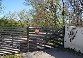Image of the main access to the Villa Turística de Periana which has been closed since 2003.
