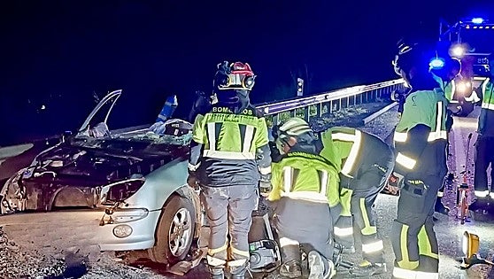 A 19-year-old man dies and two women are seriously injured in head-on crash on Malaga province road