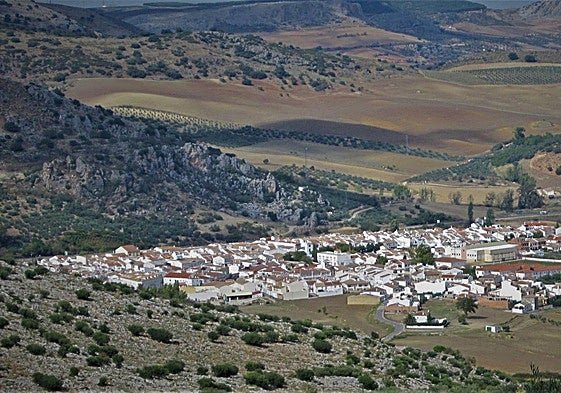 A unique feature: at the centre of the village is a green oasis with cultivated plots and a small olive grove.
