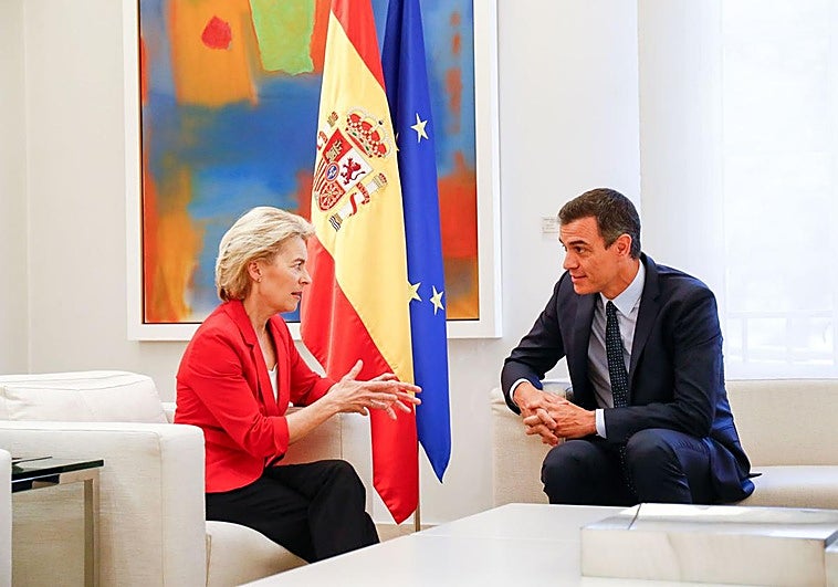 Ursula Von der Leyen with Pedro Sánchez at the Moncloa.