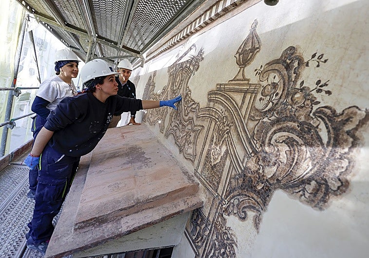 Detail of one of the friezes framing the windows of the Palacio de Valdeflores.