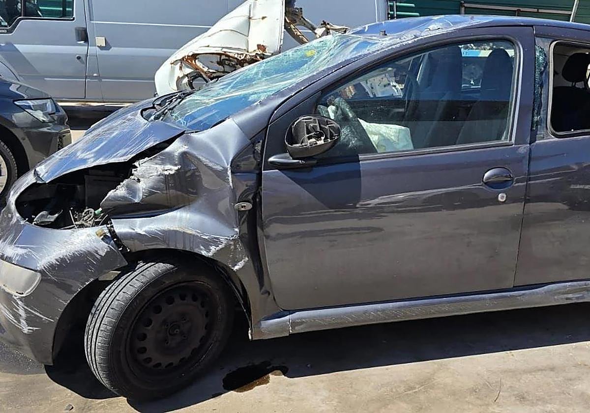 Imagen principal - Miraculous escape for young woman whose car rolled five times after being run off the road on A-7 Costa del Sol motorway