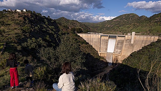 Rain set to return to Malaga and the Costa del Sol today and give another welcome boost to the reservoirs