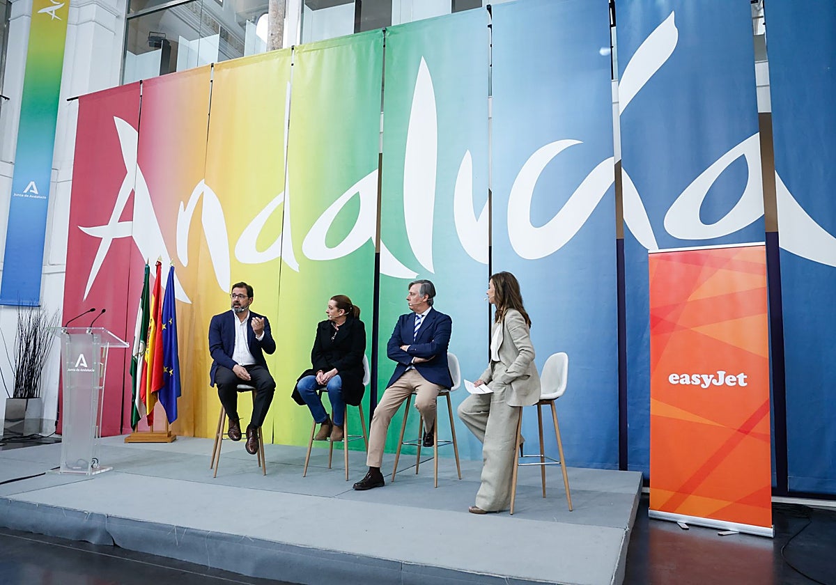 Gándara, on the left, together with González and Escribano, at the presentation of easyJet's plans.