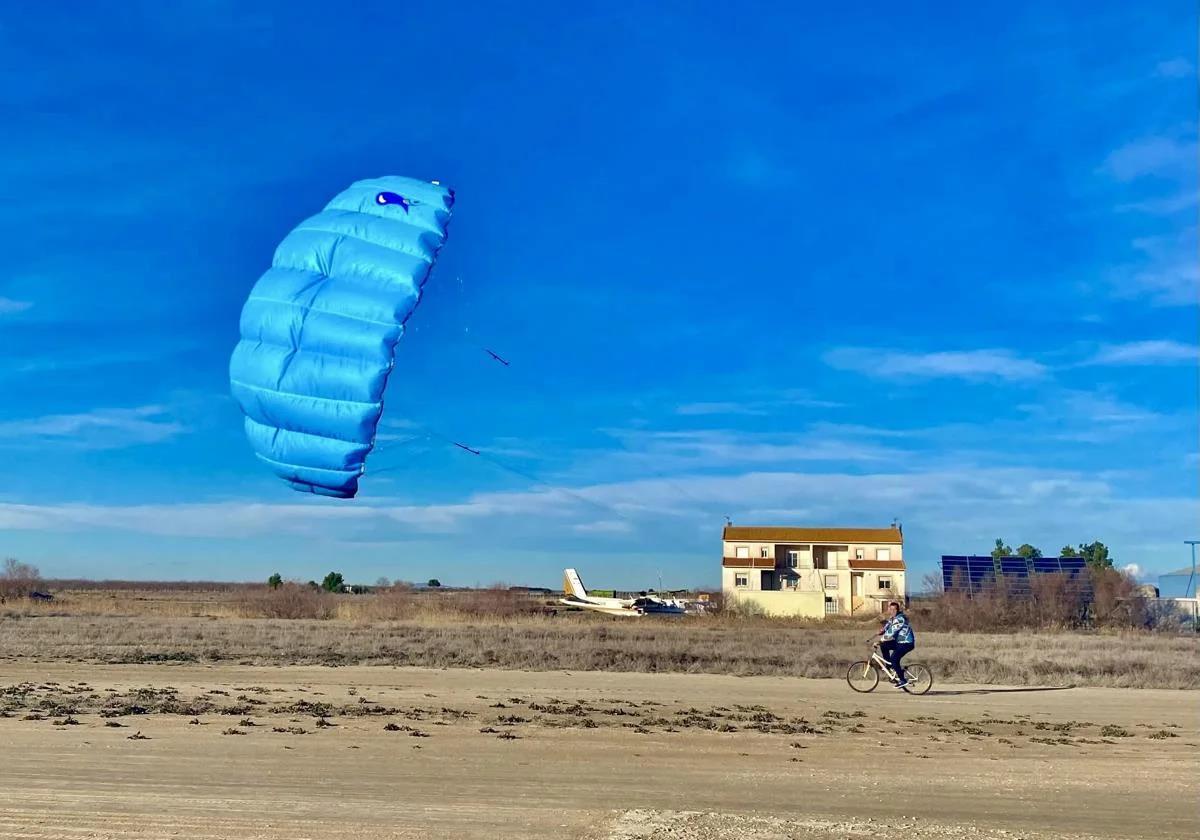 Skydiver dies when parachute fails to open after jumping from hot air balloon in Spain