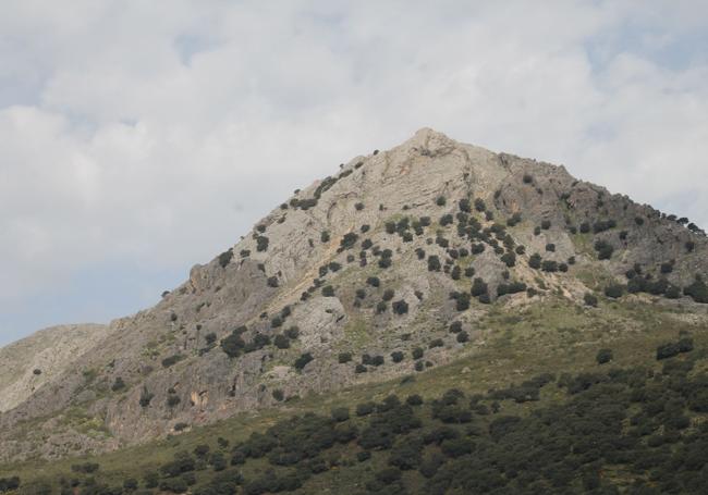 The peak of Martín Gil is visible most of the time on this walk.