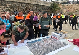 Members of the Guardia Civil, Local Police and Civil Protection, with the volunteers who took part in the search on Thursday.