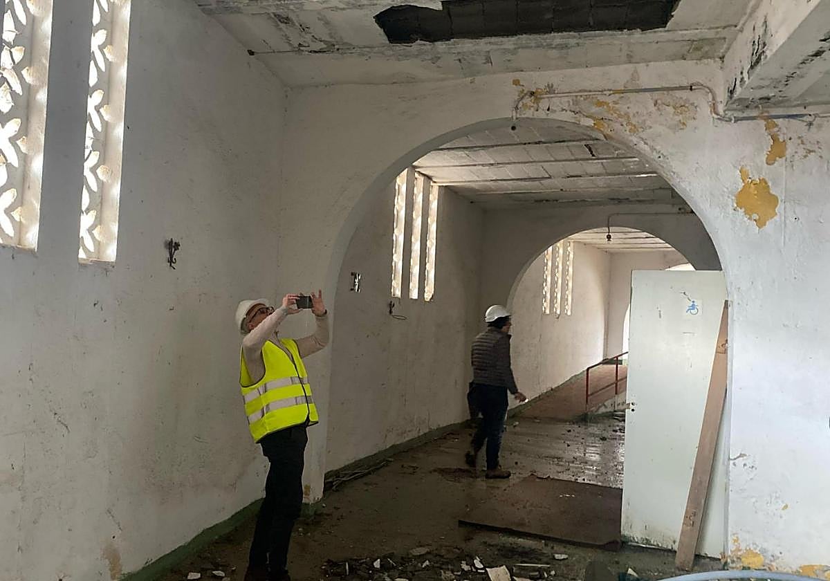 Technicians analysing the state of the interior of the bullring.
