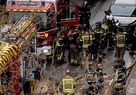 Alcorcón firefighters at the scene of the fire on Wednesday afternoon.