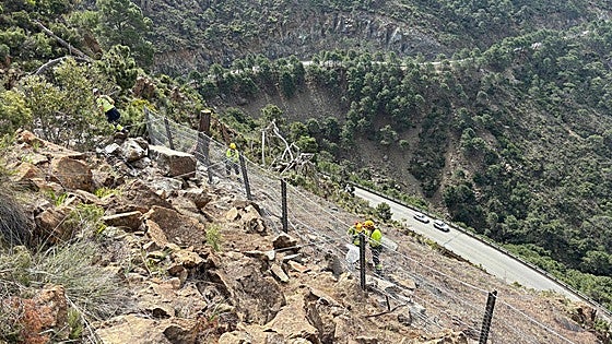 Mountain-stabilisation mesh installed on landslide-blocked A-397 Ronda-San Pedro road, in pictures