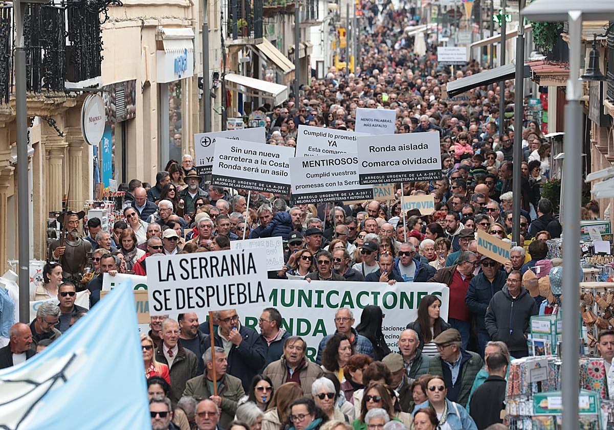 Imagen principal - Big public demonstration demands better transport links for 'forgotten' Ronda towns and villages