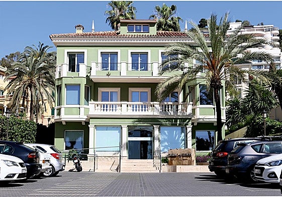 The front of Avilés Digital Dental Clinic in Malaga, housed in a restored early 20th-century villa.