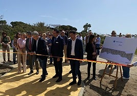 The mayor of Estepona inaugurates the El Saladillo-Dos Hermanas section of the Senda Litoral project, in the presence of the president of the provincial authority, the president of the Mancomunidad and local residents.